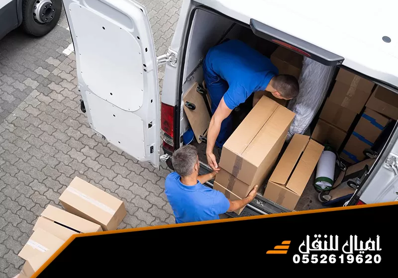 نقل اثاث بالطائف 0552619620 شركة اميال عمال يقومون بتغليف الأثاث باستخدام كراتين نقل عفش عالية الجودة